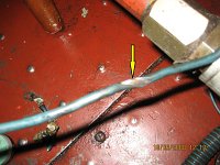 Isolatie van PLUS-kabel van dynamo (zou overigens niet blauw moeten zijn) kapot, bij contact met ijzer van het schip zou er kortsluiting ontstaan